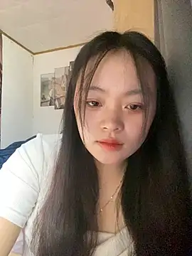 Snapshot of Julia-Elsa chatting on 10.28.25 Julia-Elsa online show from 10.28.25