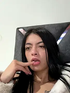 Snapshot of LiaCollings chatting on 10.04.25 LiaCollings online show from 10.04.25