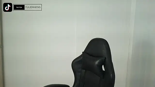 Snapshot of Yulienneg chatting on 09.11.25 Yulienneg online show from 09.11.25