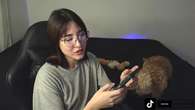 Snapshot of Yulienneg chatting on 10.09.25 Yulienneg online show from 10.09.25