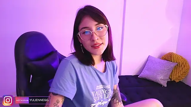 Snapshot of Yulienneg chatting on 11.19.25 Yulienneg online show from 11.19.25