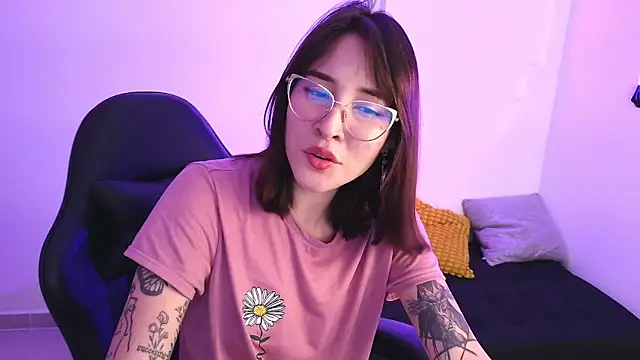 Snapshot of Yulienneg chatting on 11.20.25 Yulienneg online show from 11.20.25