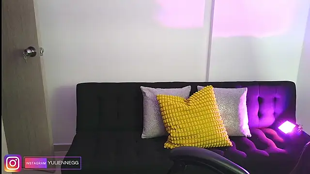 Snapshot of Yulienneg chatting on 11.23.25 Yulienneg online show from 11.23.25