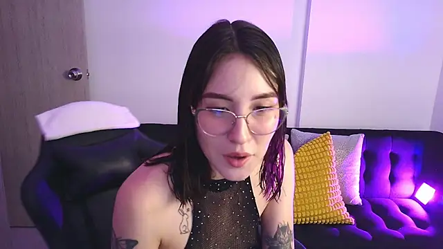 Snapshot of Yulienneg chatting on 11.30.25 Yulienneg online show from 11.30.25