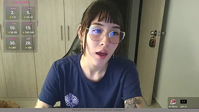 Snapshot of Yulienneg chatting on 12.05.25 Yulienneg online show from 12.05.25