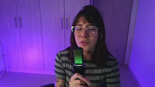 Snapshot of Yulienneg chatting on 01.10.26 Yulienneg online show from 01.10.26