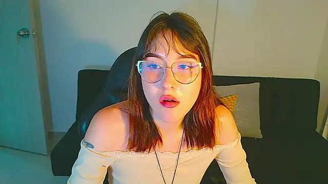 Snapshot of Yulienneg chatting on 02.24.26 Yulienneg online show from 02.24.26