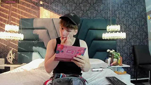 TaylerWhite online show from 12.14.25