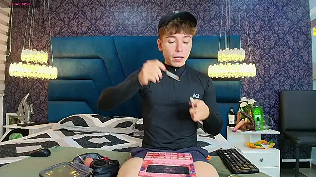 Snapshot of TaylerWhite chatting on 12.19.25 TaylerWhite online show from 12.19.25