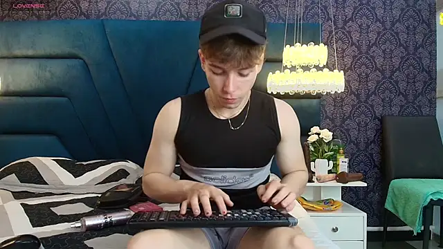 Snapshot of TaylerWhite chatting on 12.20.25 TaylerWhite online show from 12.20.25