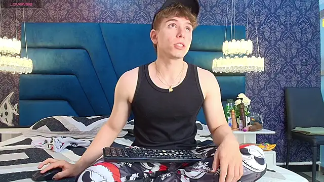 Snapshot of TaylerWhite chatting on 12.22.25 TaylerWhite online show from 12.22.25