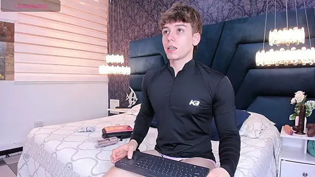 Snapshot of TaylerWhite chatting on 02.12.26 TaylerWhite online show from 02.12.26