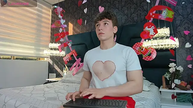 Snapshot of TaylerWhite chatting on 02.14.26 TaylerWhite online show from 02.14.26