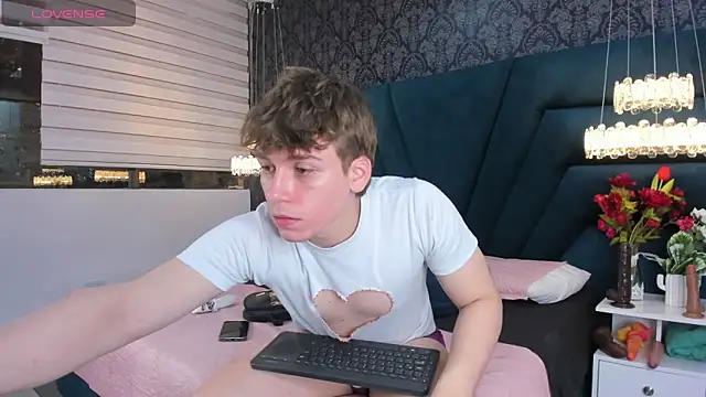 Snapshot of TaylerWhite chatting on 02.20.26 TaylerWhite online show from 02.20.26