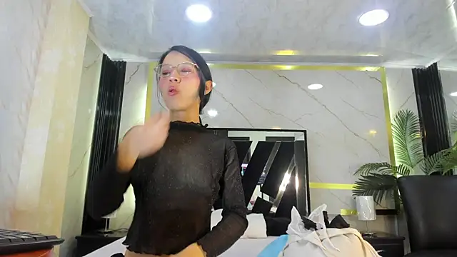 Sophie Calloway online show from 12.16.25