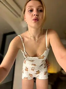 Snapshot of Emaline_Fane chatting on 11.14.25 Emaline Fane online show from 11.14.25