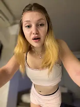 Snapshot of Emaline_Fane chatting on 12.03.25 Emaline Fane online show from 12.03.25