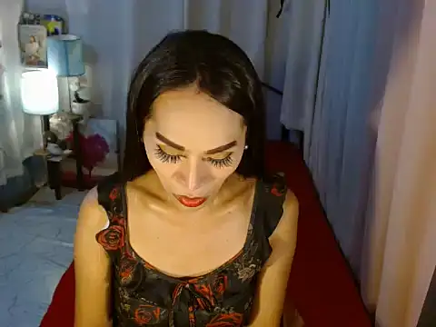 Snapshot of RomanticPearlTS chatting on 10.10.25 RomanticPearlTS online show from 10.10.25