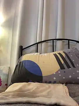 Snapshot of RomanticPearlTS chatting on 11.08.25 RomanticPearlTS online show from 11.08.25