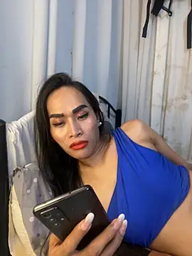 Snapshot of RomanticPearlTS chatting on 11.13.25 RomanticPearlTS online show from 11.13.25