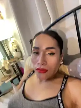 Snapshot of RomanticPearlTS chatting on 11.17.25 RomanticPearlTS online show from 11.17.25