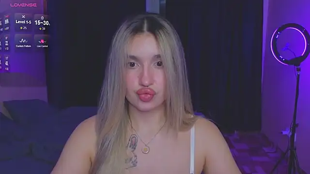 Snapshot of RoxyChill chatting on 09.12.25 RoxyChill online show from 09.12.25