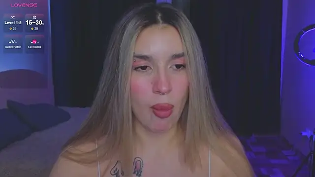 Snapshot of RoxyChill chatting on 09.16.25 RoxyChill online show from 09.16.25
