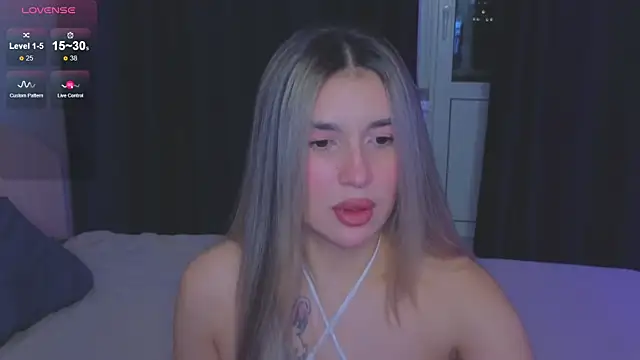 Snapshot of RoxyChill chatting on 09.22.25 RoxyChill online show from 09.22.25