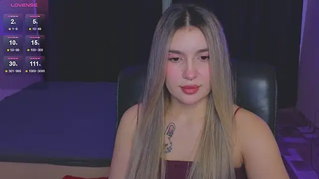 Snapshot of RoxyChill chatting on 10.12.25 RoxyChill online show from 10.12.25