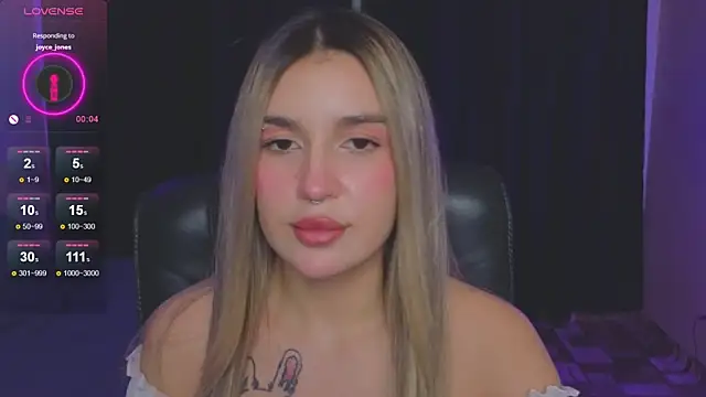 Snapshot of RoxyChill chatting on 10.14.25 RoxyChill online show from 10.14.25