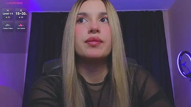 Snapshot of RoxyChill chatting on 10.17.25 RoxyChill online show from 10.17.25