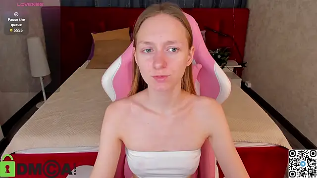 Snapshot of Mia_E1fie chatting on 11.22.25 Mia E1fie online show from 11.22.25