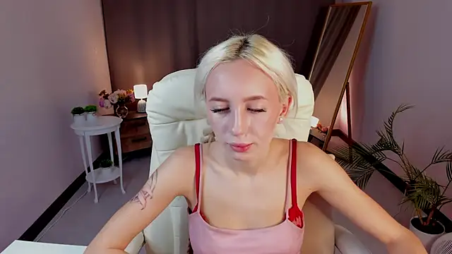 cute luucy online show from 03.17.26