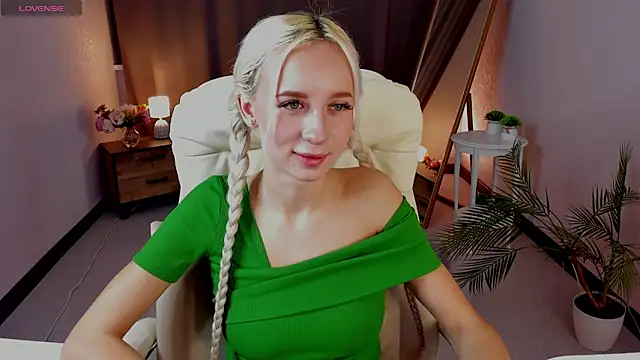 cute luucy online show from 03.18.26