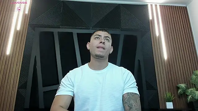 Snapshot of marco_garciia_ chatting on 09.24.25 marco garciia online show from 09.24.25