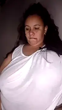 Snapshot of luzdanna chatting on 10.29.25 luzdanna online show from 10.29.25