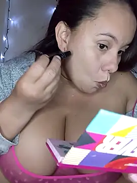 Snapshot of luzdanna chatting on 11.29.25 luzdanna online show from 11.29.25