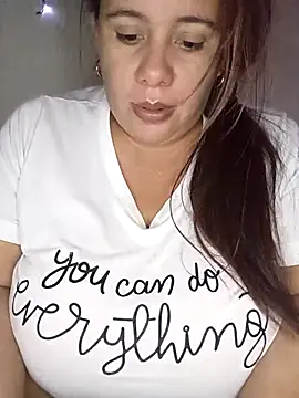 Snapshot of luzdanna chatting on 12.13.25 luzdanna online show from 12.13.25