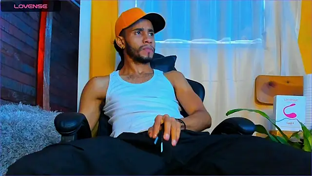 Snapshot of Alex_bigcock11_ chatting on 10.18.25 Alex bigcock11  online show from 10.18.25