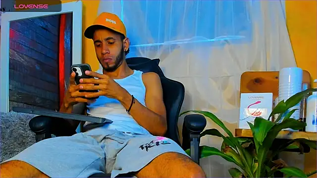 Snapshot of Alex_bigcock11_ chatting on 10.21.25 Alex bigcock11  online show from 10.21.25