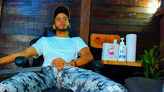 Snapshot of Alex_bigcock11_ chatting on 10.29.25 Alex bigcock11  online show from 10.29.25