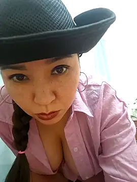 Snapshot of HellaWerlous chatting on 12.14.25 HellaWerlous online show from 12.14.25