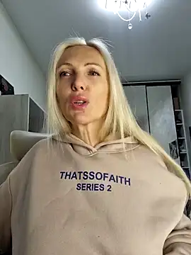 Snapshot of Monna chatting on 11.01.25 Monna online show from 11.01.25