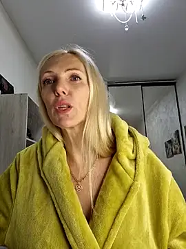 Snapshot of Monna chatting on 11.05.25 Monna online show from 11.05.25