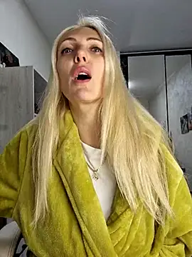 Snapshot of Monna chatting on 11.07.25 Monna online show from 11.07.25