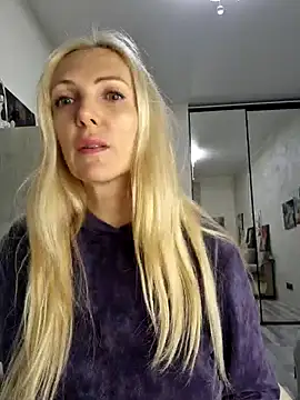 Snapshot of Monna chatting on 11.11.25 Monna online show from 11.11.25