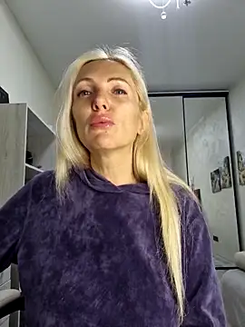 Snapshot of Monna chatting on 11.12.25 Monna online show from 11.12.25