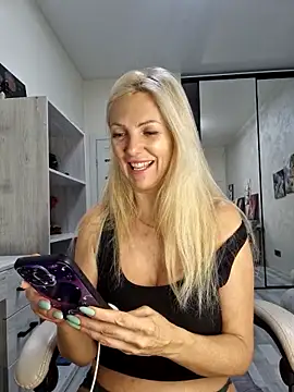 Snapshot of Monna chatting on 11.29.25 Monna online show from 11.29.25