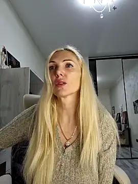 Snapshot of Monna chatting on 12.04.25 Monna online show from 12.04.25