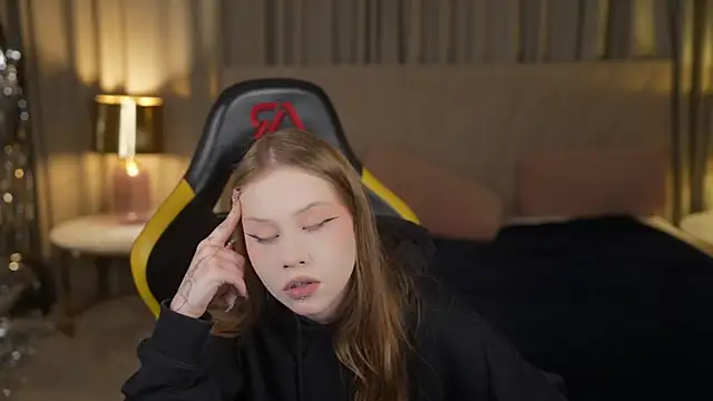 Snapshot of Esmie_Smile chatting on 09.19.25 Esmie Smile online show from 09.19.25